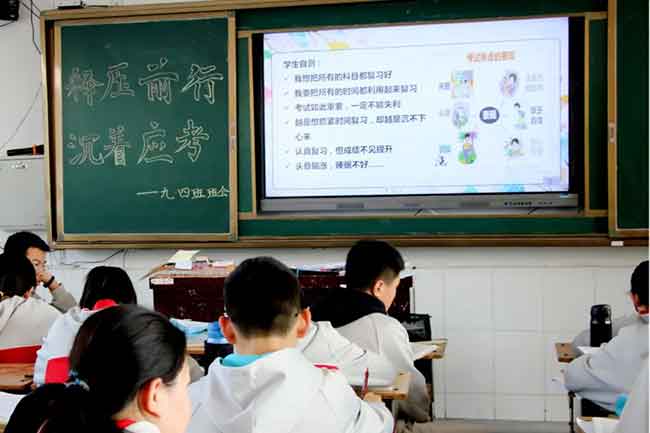 <a href='http://www.tjonlinelistings.com/tags/南陽(yáng)十三中/' target='_blank'><u>南陽(yáng)市十三中</u></a>教室課堂